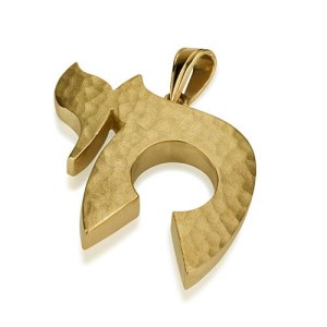 Heavyweight Chai Pendant in 14K Gold Hammered